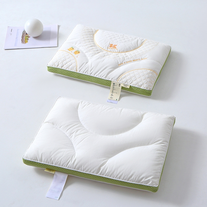 91家纺网 家纺一手货源 找家纺 糖果枕芯 2025新款儿童枕芯分区护颈学生枕头全棉枕芯 喜豆绿色边