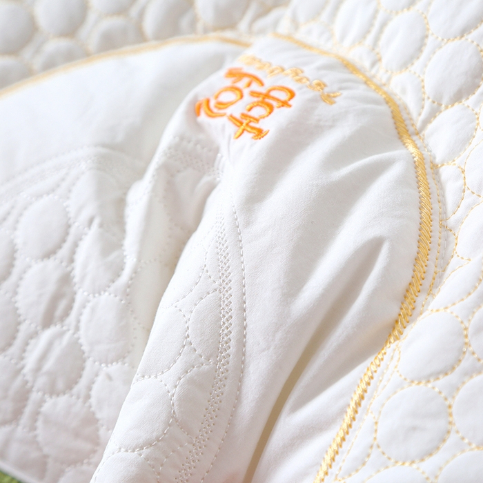 91家纺网 家纺一手货源 找家纺 糖果枕芯 2025新款儿童枕芯分区护颈学生枕头全棉枕芯 喜豆绿色边