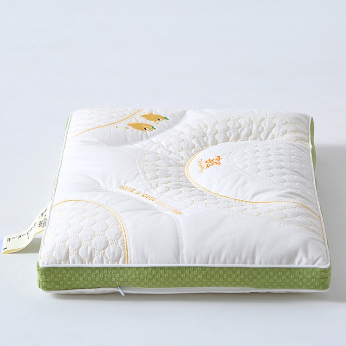 91家纺网 家纺一手货源 找家纺 糖果枕芯 2025新款儿童枕芯分区护颈学生枕头全棉枕芯 喜豆绿色边