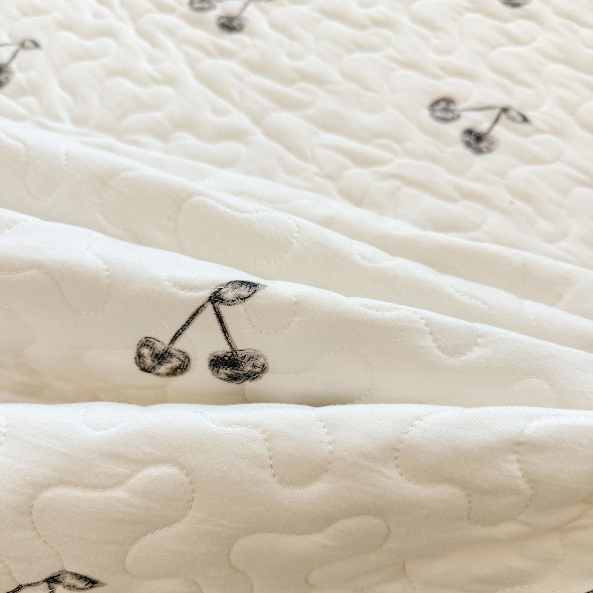 91家纺网 家纺一手货源 找家纺 笠裙家纺 2025新款水洗棉荷叶花边法式赫本风夹棉加厚床裙单床裙床裙单件 夹棉-樱桃