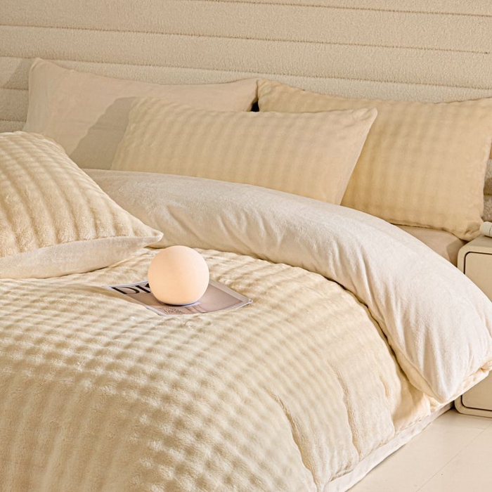 91家纺网 家纺一手货源 找家纺 眠博士 2025新款兔绒牛奶绒加厚保暖四件套-凯瑟琳场景一 凯瑟琳-暖白