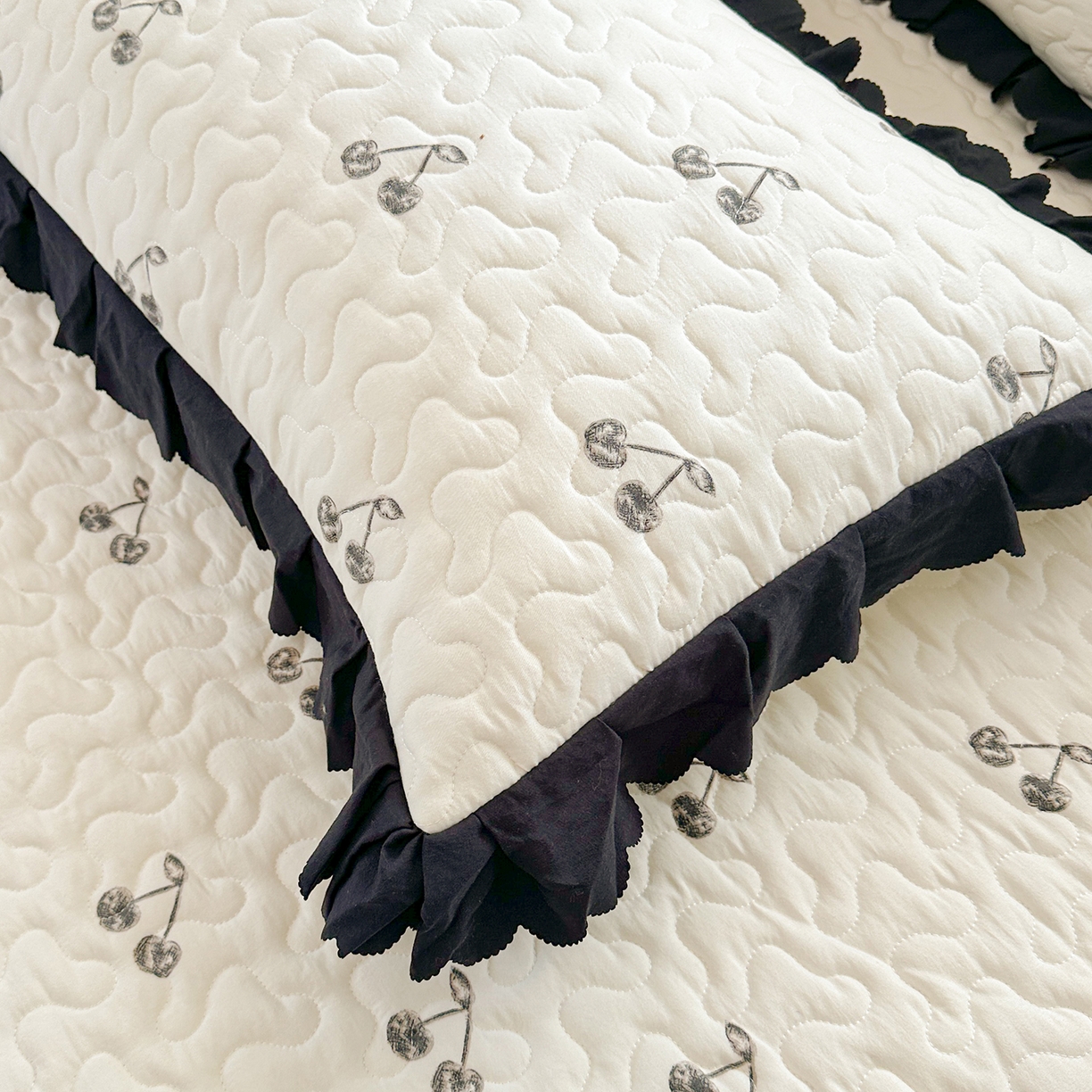 91家纺网 家纺一手货源 找家纺 笠裙家纺 2025新款水洗棉荷叶花边法式赫本风夹棉加厚床裙单床裙床裙单件 夹棉-樱桃