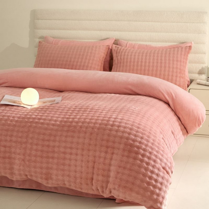 91家纺网 家纺一手货源 找家纺 眠博士 2025新款兔绒牛奶绒加厚保暖四件套-凯瑟琳场景一 凯瑟琳-暖豆沙