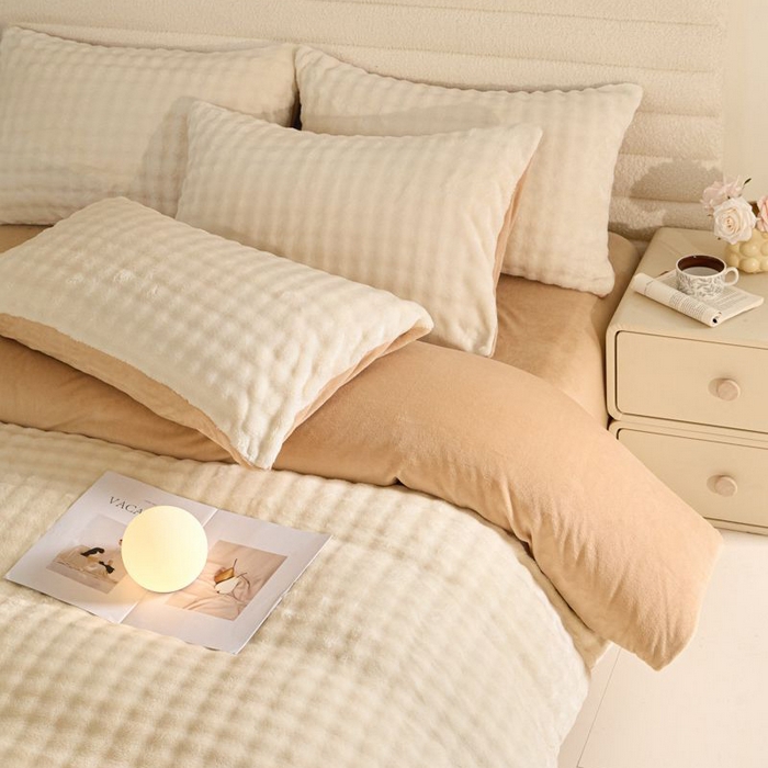 91家纺网 家纺一手货源 找家纺 眠博士 2025新款兔绒牛奶绒加厚保暖四件套-凯瑟琳场景一 凯瑟琳-暖白+咖