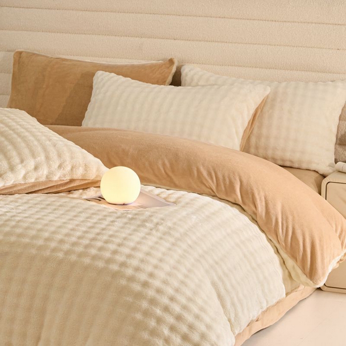 91家纺网 家纺一手货源 找家纺 眠博士 2025新款兔绒牛奶绒加厚保暖四件套-凯瑟琳场景一 凯瑟琳-暖白+咖