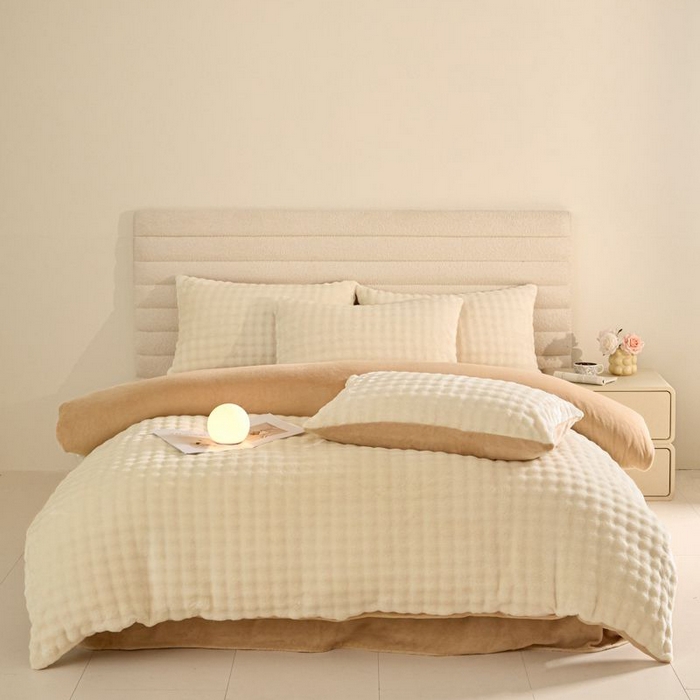 91家纺网 家纺一手货源 找家纺 眠博士 2025新款兔绒牛奶绒加厚保暖四件套-凯瑟琳场景一 凯瑟琳-暖白+咖