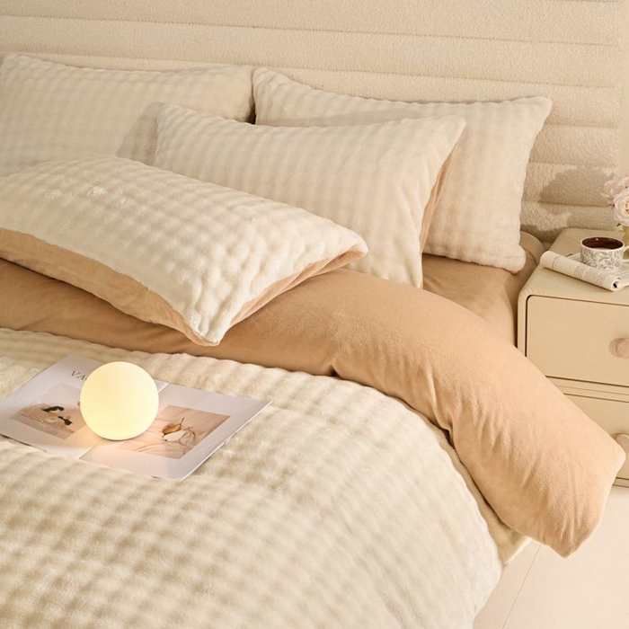 91家纺网 家纺一手货源 找家纺 眠博士 2025新款兔绒牛奶绒加厚保暖四件套-凯瑟琳场景一 凯瑟琳-暖白+咖