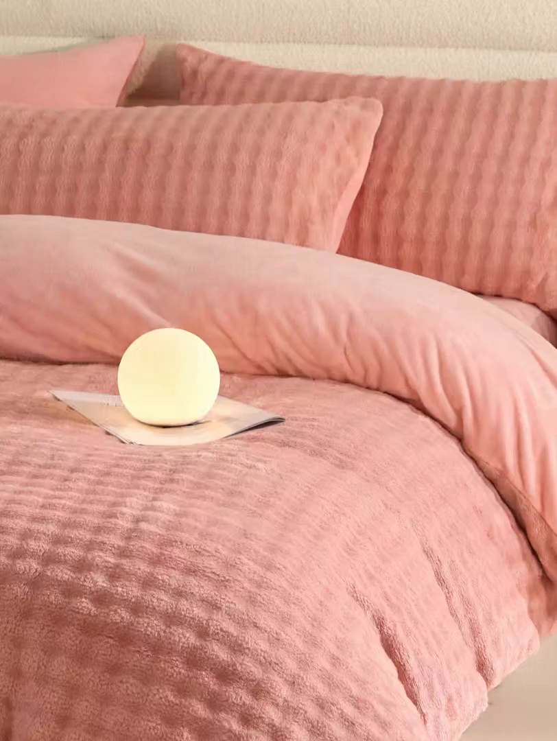 91家纺网 家纺一手货源 找家纺 眠博士 2025新款兔绒牛奶绒加厚保暖四件套-凯瑟琳场景一 凯瑟琳-暖豆沙