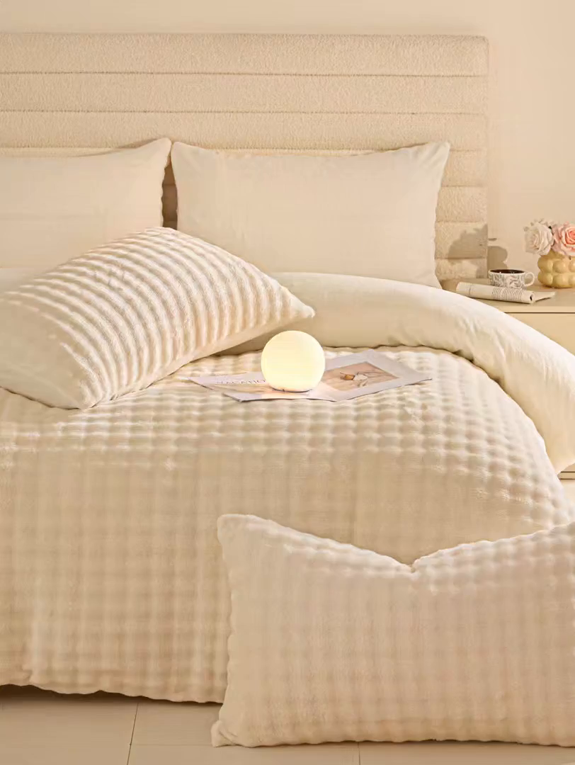 91家纺网 家纺一手货源 找家纺 眠博士 2025新款兔绒牛奶绒加厚保暖四件套-凯瑟琳场景一 凯瑟琳-暖白