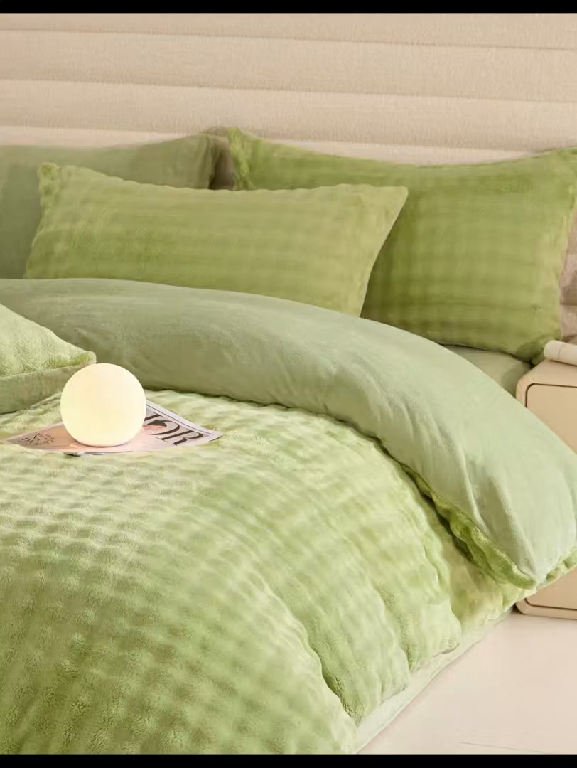 91家纺网 家纺一手货源 找家纺 眠博士 2025新款兔绒牛奶绒加厚保暖四件套-凯瑟琳场景一 凯瑟琳-暖绿