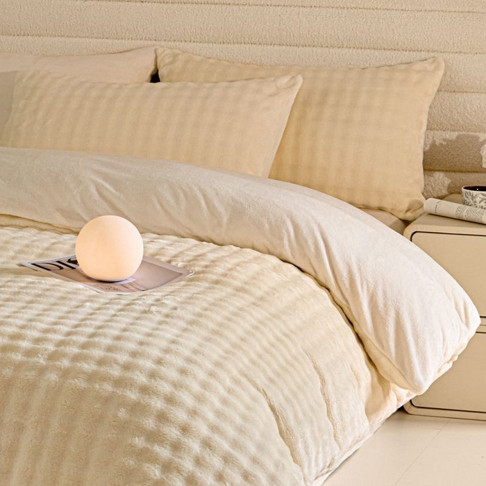 91家纺网 家纺一手货源 找家纺 眠博士 2025新款兔绒牛奶绒加厚保暖四件套-凯瑟琳场景一 凯瑟琳-暖白