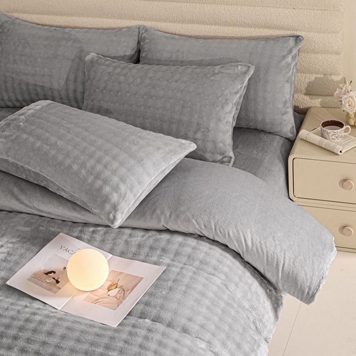 91家纺网 家纺一手货源 找家纺 眠博士 2025新款兔绒牛奶绒加厚保暖四件套-凯瑟琳场景一 凯瑟琳-暖灰