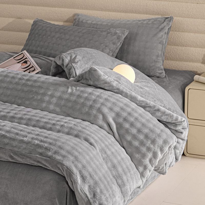 91家纺网 家纺一手货源 找家纺 眠博士 2025新款兔绒牛奶绒加厚保暖四件套-凯瑟琳场景一 凯瑟琳-暖灰