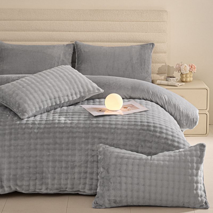 91家纺网 家纺一手货源 找家纺 眠博士 2025新款兔绒牛奶绒加厚保暖四件套-凯瑟琳场景一 凯瑟琳-暖灰