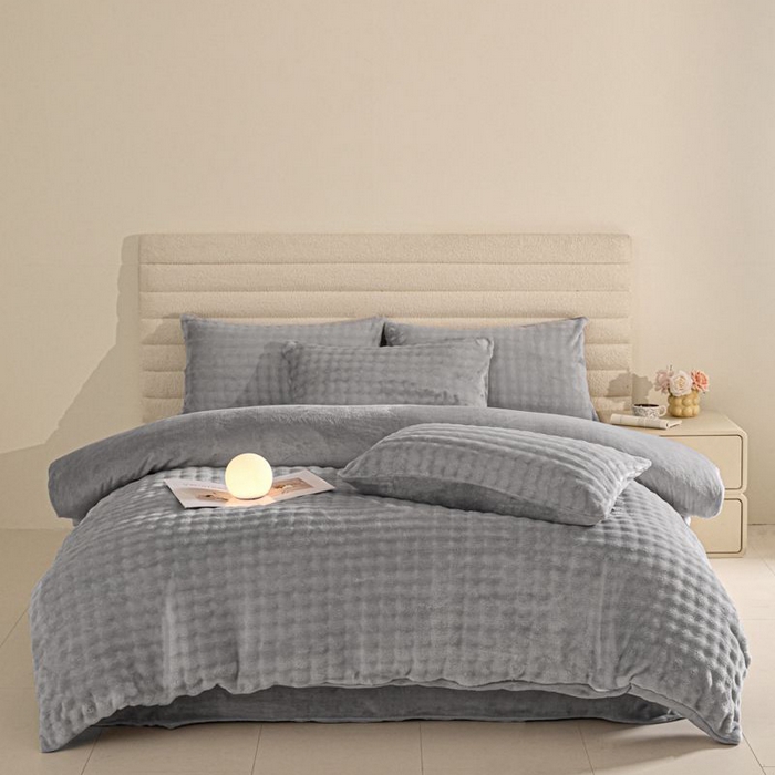 91家纺网 家纺一手货源 找家纺 眠博士 2025新款兔绒牛奶绒加厚保暖四件套-凯瑟琳场景一 凯瑟琳-暖灰