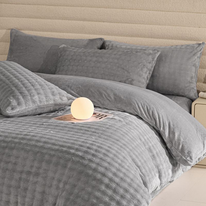 91家纺网 家纺一手货源 找家纺 眠博士 2025新款兔绒牛奶绒加厚保暖四件套-凯瑟琳场景一 凯瑟琳-暖灰