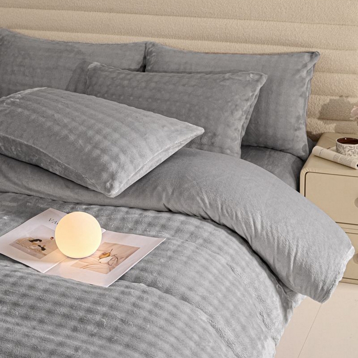 91家纺网 家纺一手货源 找家纺 眠博士 2025新款兔绒牛奶绒加厚保暖四件套-凯瑟琳场景一 凯瑟琳-暖灰