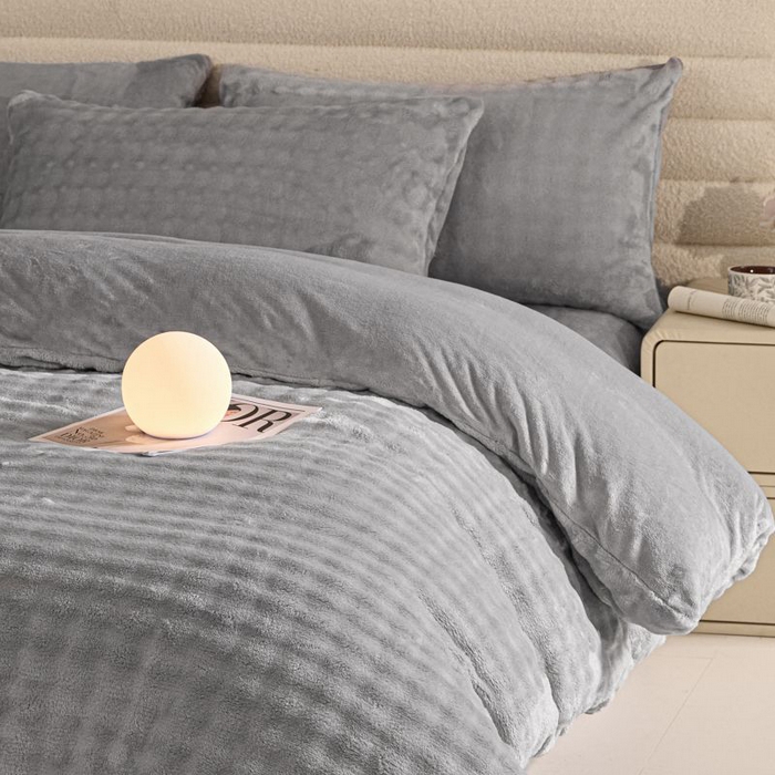 91家纺网 家纺一手货源 找家纺 眠博士 2025新款兔绒牛奶绒加厚保暖四件套-凯瑟琳场景一 凯瑟琳-暖灰