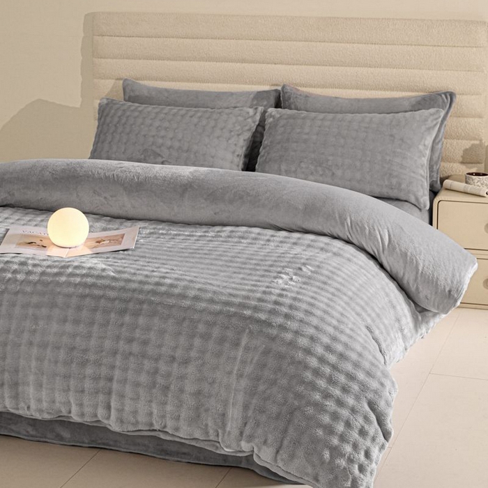 91家纺网 家纺一手货源 找家纺 眠博士 2025新款兔绒牛奶绒加厚保暖四件套-凯瑟琳场景一 凯瑟琳-暖灰