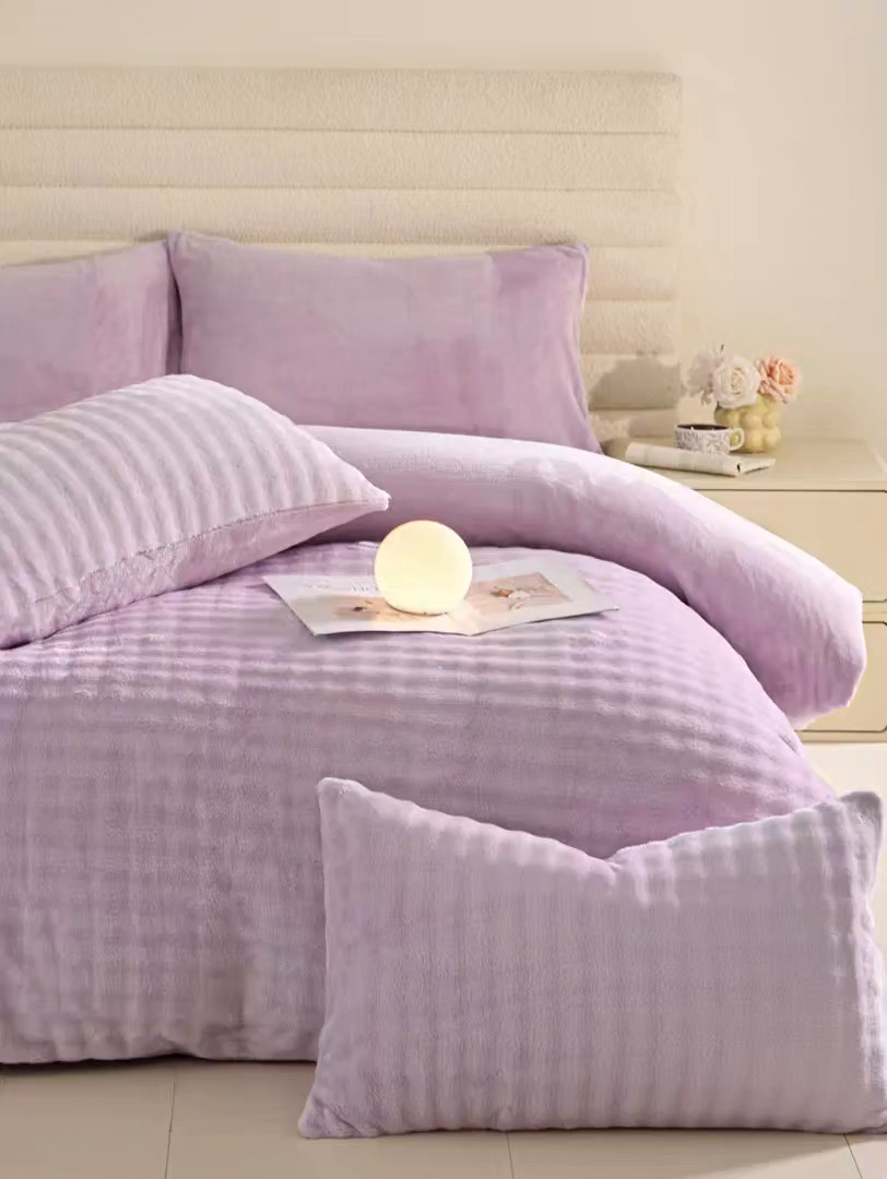 91家纺网 家纺一手货源 找家纺 眠博士 2025新款兔绒牛奶绒加厚保暖四件套-凯瑟琳场景一 凯瑟琳-暖紫