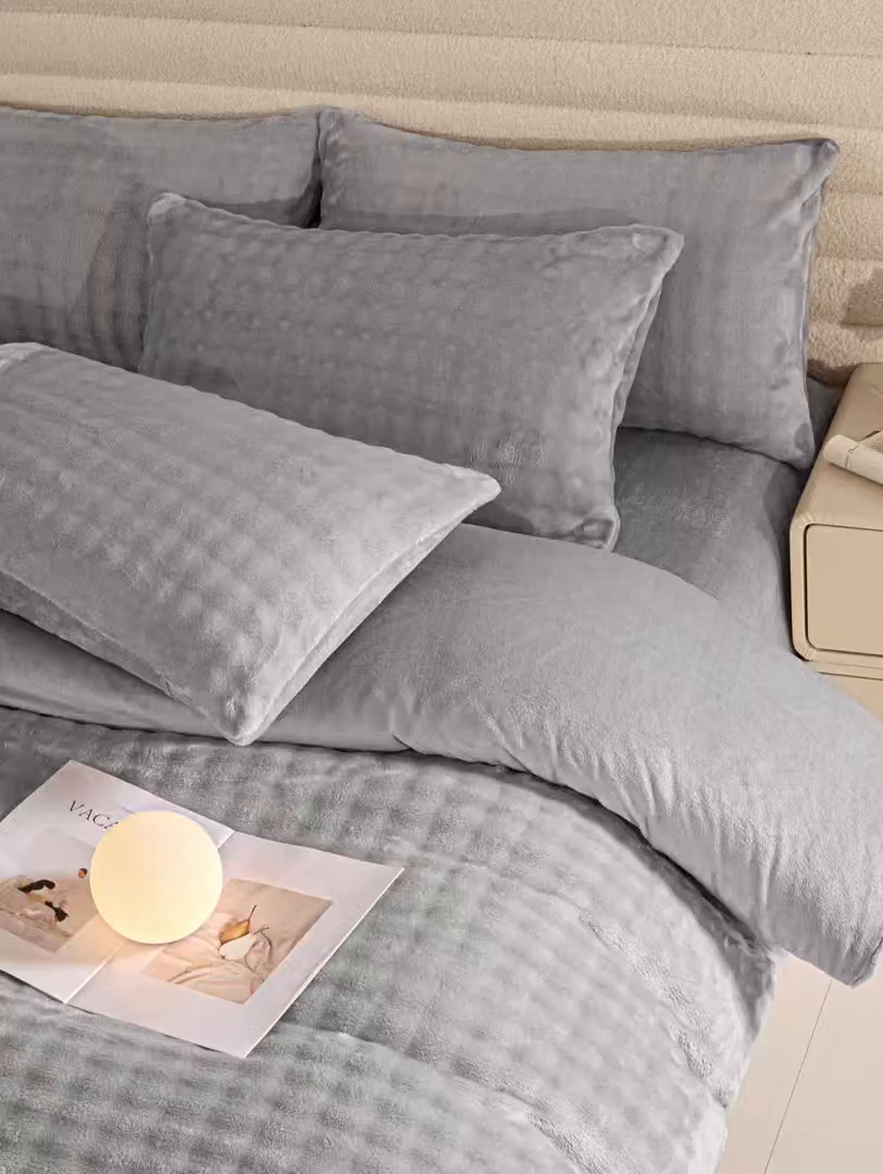 91家纺网 家纺一手货源 找家纺 眠博士 2025新款兔绒牛奶绒加厚保暖四件套-凯瑟琳场景一 凯瑟琳-暖灰