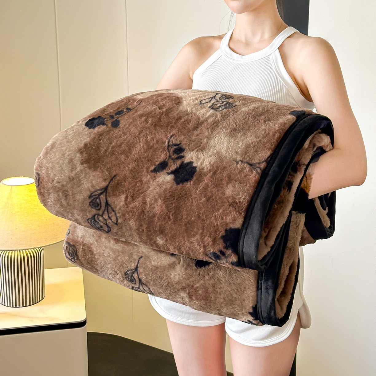 91家纺网 家纺一手货源 找家纺 （总）芙绣家纺 2025新款雪貂绒毛毯轻奢高级感办公室午休毯空调毯沙发毯加厚