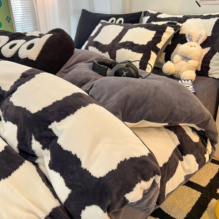 91家纺网 家纺一手货源 找家纺 HL原创 2025新款牛奶绒单品被套单件被套 黑白格调