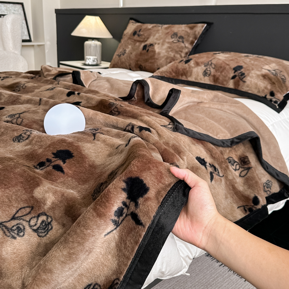 91家纺网 家纺一手货源 找家纺 （总）芙绣家纺 2025新款雪貂绒毛毯轻奢高级感办公室午休毯空调毯沙发毯加厚