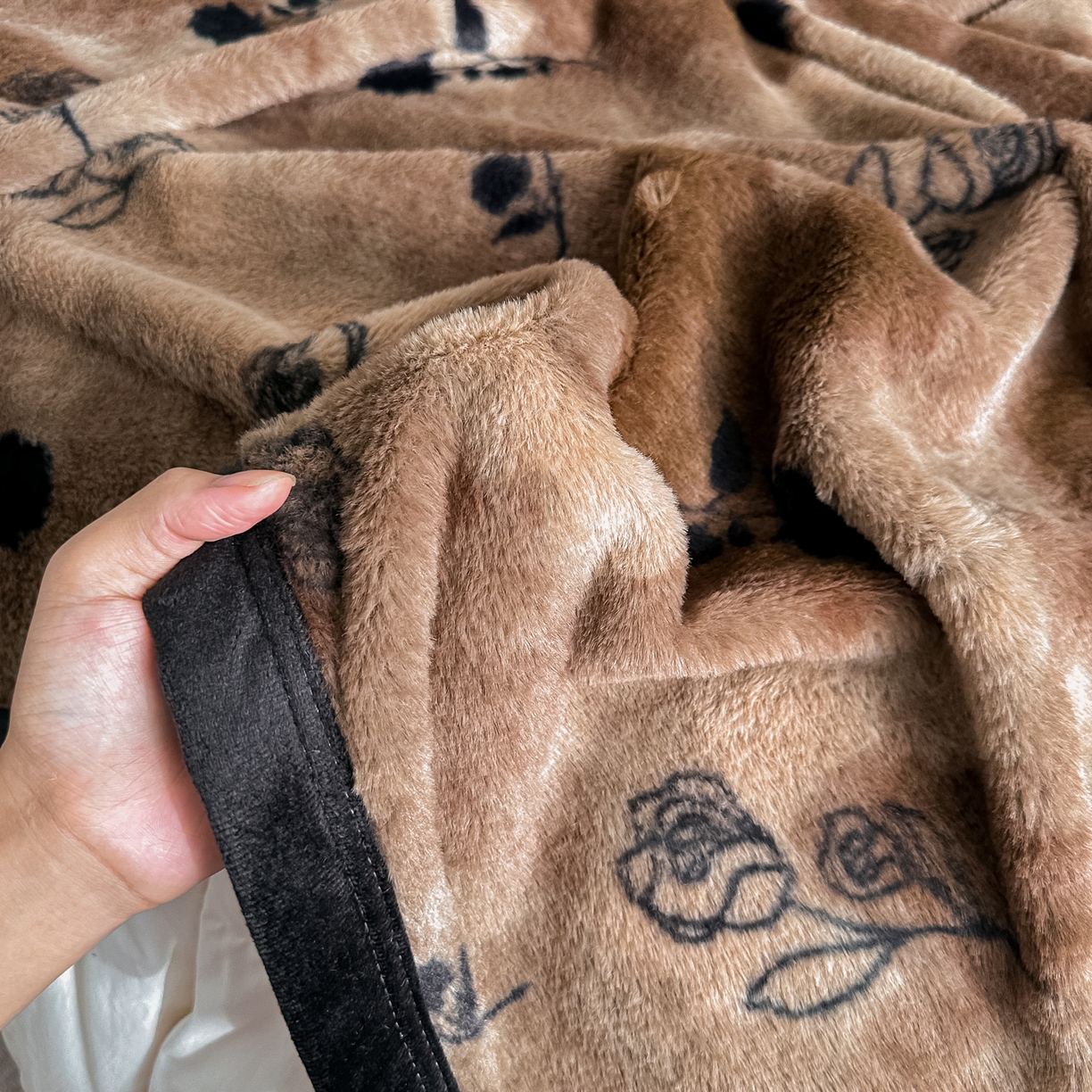 91家纺网 家纺一手货源 找家纺 芙绣家纺 2025新款雪貂绒毛毯轻奢高级感办公室午休毯空调毯沙发毯加厚 爱丽丝