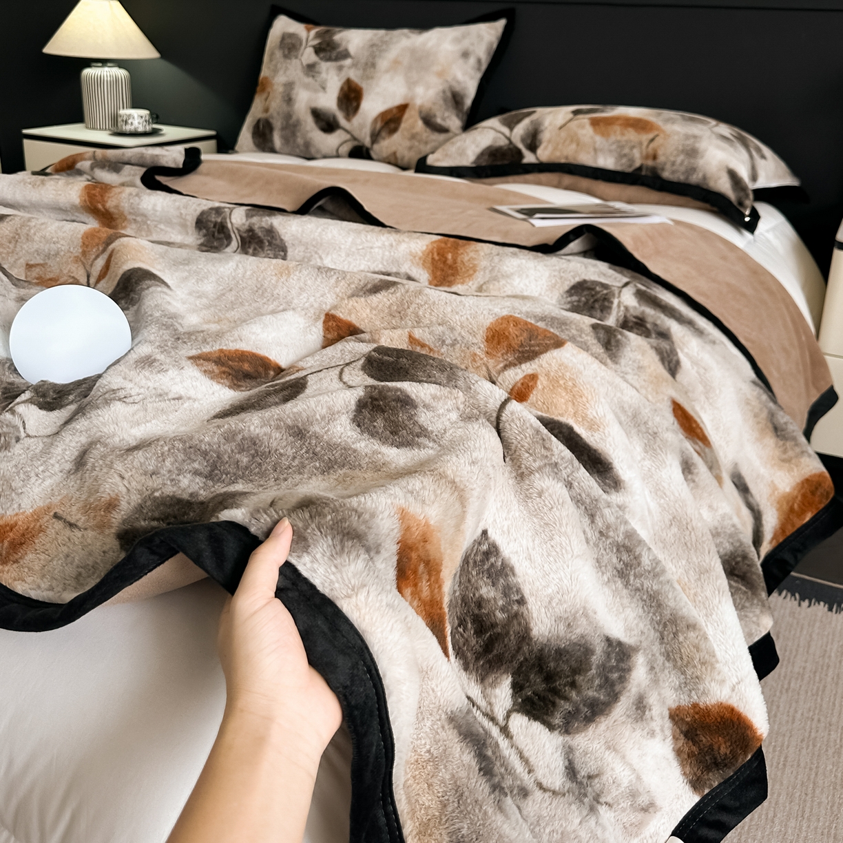 91家纺网 家纺一手货源 找家纺 芙绣家纺 2025新款雪貂绒毛毯轻奢高级感办公室午休毯空调毯沙发毯加厚 贝拉