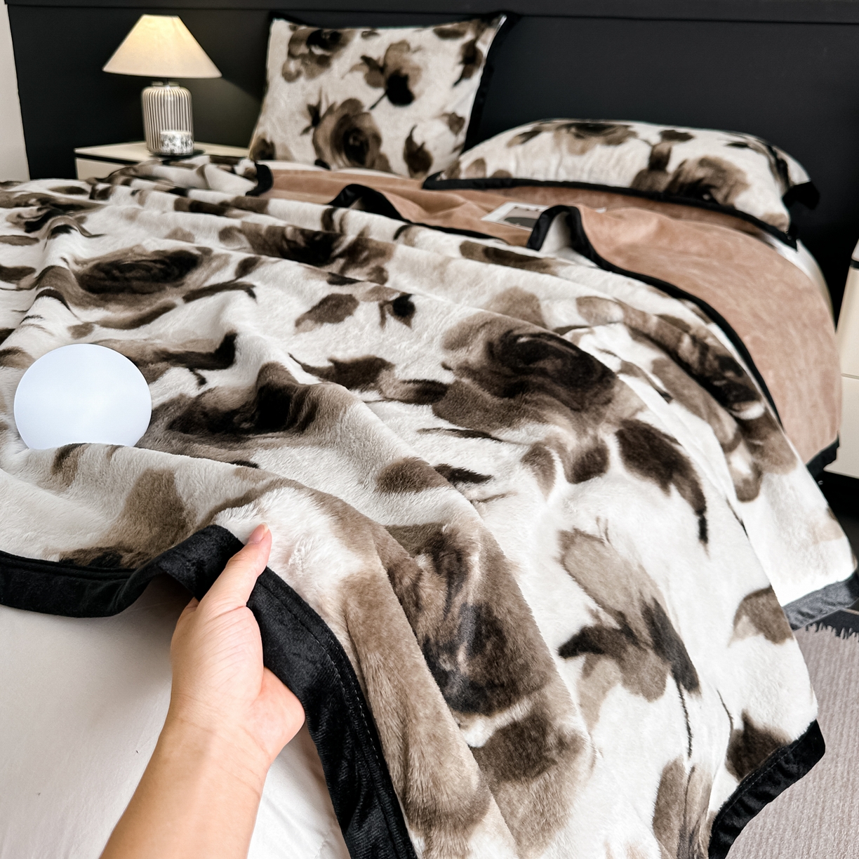 91家纺网 家纺一手货源 找家纺 芙绣家纺 2025新款雪貂绒毛毯轻奢高级感办公室午休毯空调毯沙发毯加厚 恋歌