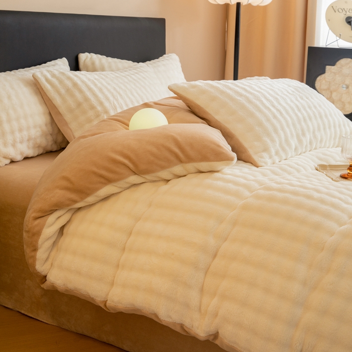 91家纺网 家纺一手货源 找家纺 眠博士 2025新款兔绒牛奶绒加厚保暖四件套-凯瑟琳场景二 凯瑟琳-暖白+咖