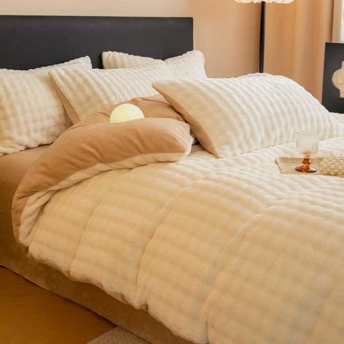 91家纺网 家纺一手货源 找家纺 眠博士 2025新款兔绒牛奶绒加厚保暖四件套-凯瑟琳场景二 凯瑟琳-暖白+咖