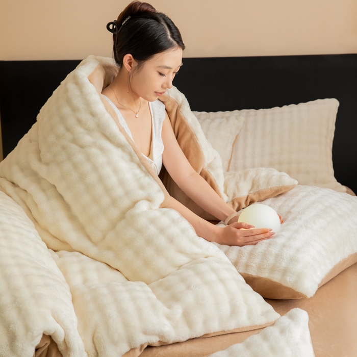 91家纺网 家纺一手货源 找家纺 眠博士 2025新款兔绒牛奶绒加厚保暖四件套-凯瑟琳场景二 凯瑟琳-暖白+咖