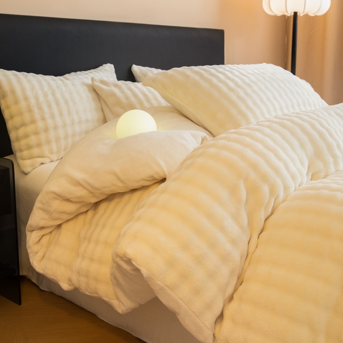 91家纺网 家纺一手货源 找家纺 眠博士 2025新款兔绒牛奶绒加厚保暖四件套-凯瑟琳场景二 凯瑟琳-暖白