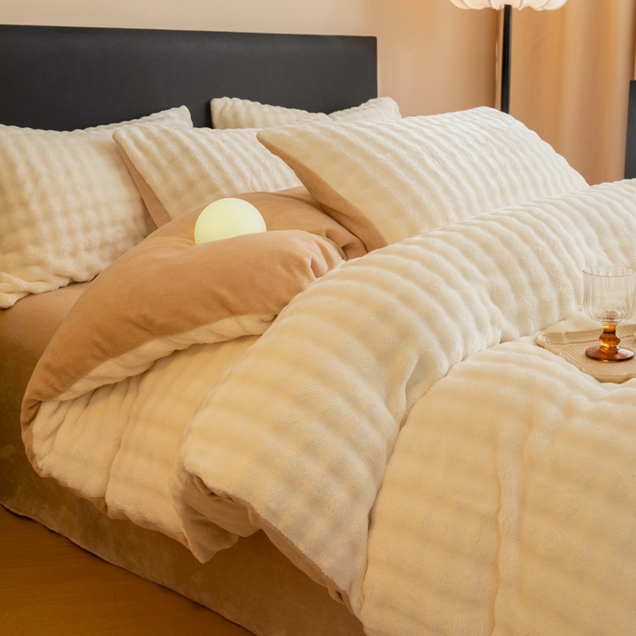 91家纺网 家纺一手货源 找家纺 眠博士 2025新款兔绒牛奶绒加厚保暖四件套-凯瑟琳场景二 凯瑟琳-暖白+咖