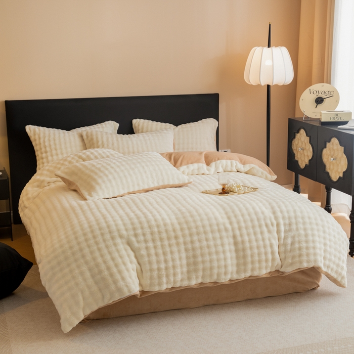 91家纺网 家纺一手货源 找家纺 眠博士 2025新款兔绒牛奶绒加厚保暖四件套-凯瑟琳场景二 凯瑟琳-暖白+咖