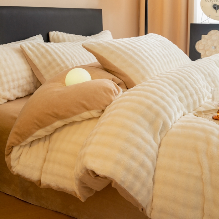 91家纺网 家纺一手货源 找家纺 眠博士 2025新款兔绒牛奶绒加厚保暖四件套-凯瑟琳场景二 凯瑟琳-暖白+咖