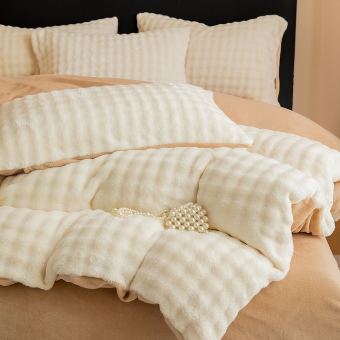 91家纺网 家纺一手货源 找家纺 眠博士 2025新款兔绒牛奶绒加厚保暖四件套-凯瑟琳场景二 凯瑟琳-暖白+咖