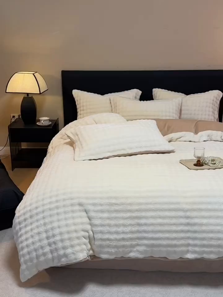 91家纺网 家纺一手货源 找家纺 眠博士 2025新款兔绒牛奶绒加厚保暖四件套-凯瑟琳场景二 凯瑟琳-暖白+咖