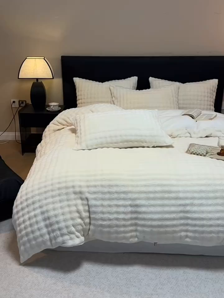 91家纺网 家纺一手货源 找家纺 （总）眠博士 2025新款兔绒牛奶绒加厚保暖四件套-凯瑟琳场景二