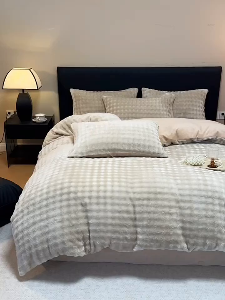 91家纺网 家纺一手货源 找家纺 眠博士 2025新款兔绒牛奶绒加厚保暖四件套-凯瑟琳场景二 凯瑟琳-暖咖