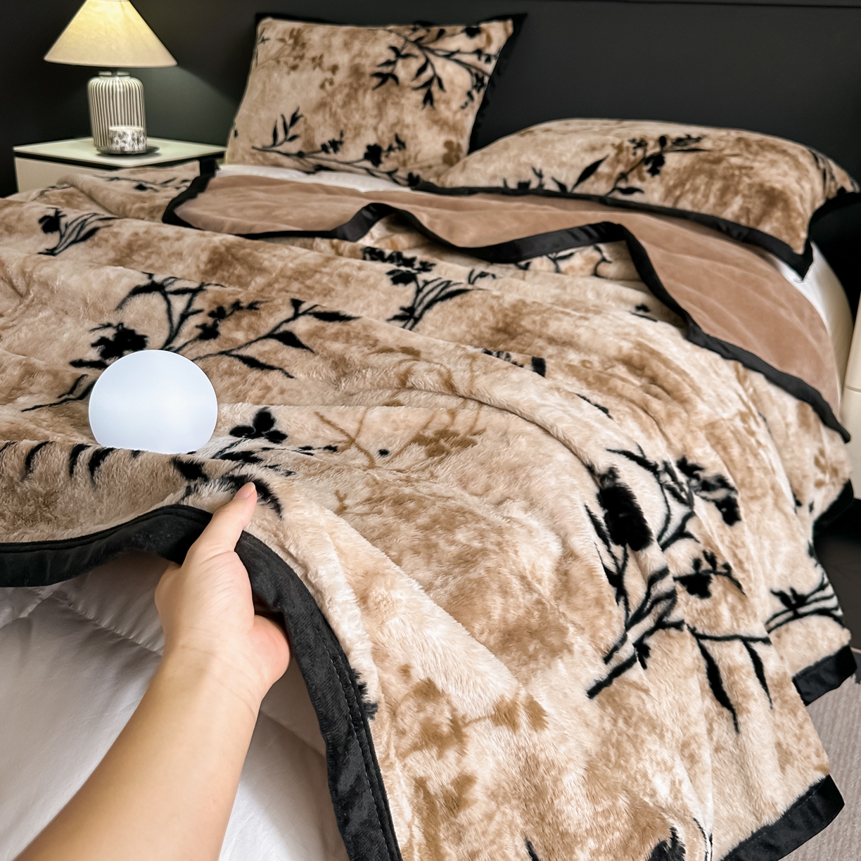 91家纺网 家纺一手货源 找家纺 芙绣家纺 2025新款雪貂绒毛毯轻奢高级感办公室午休毯空调毯沙发毯加厚 梦莎