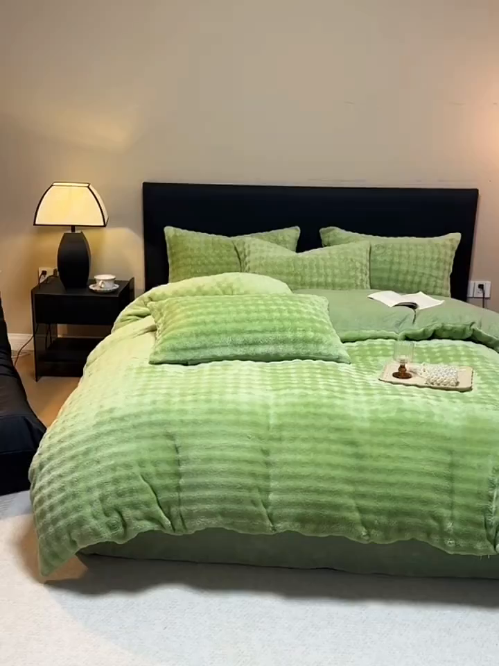 91家纺网 家纺一手货源 找家纺 眠博士 2025新款兔绒牛奶绒加厚保暖四件套-凯瑟琳场景二 凯瑟琳-暖绿