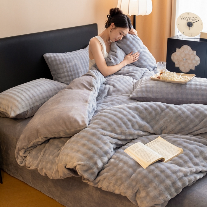 91家纺网 家纺一手货源 找家纺 眠博士 2025新款兔绒牛奶绒加厚保暖四件套-凯瑟琳场景二 凯瑟琳-暖灰