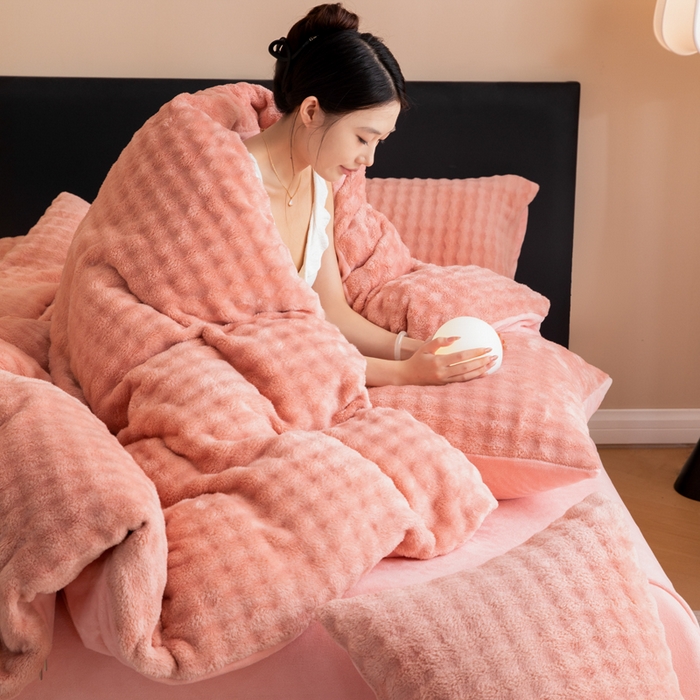 91家纺网 家纺一手货源 找家纺 眠博士 2025新款兔绒牛奶绒加厚保暖四件套-凯瑟琳场景二 凯瑟琳-暖豆沙