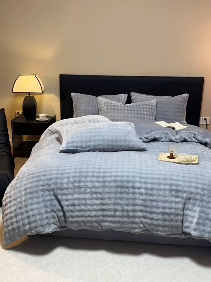 91家纺网 家纺一手货源 找家纺 眠博士 2025新款兔绒牛奶绒加厚保暖四件套-凯瑟琳场景二 凯瑟琳-暖灰