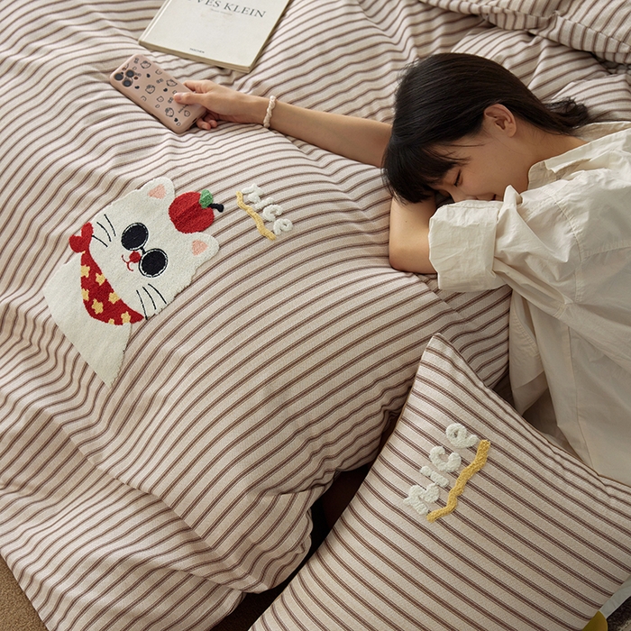 91家纺网 家纺一手货源 找家纺 千朵森 2025新款卡通毛巾绣全棉纯棉磨毛四件套 德瑞拉-喵趣