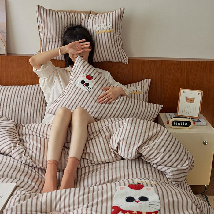 91家纺网 家纺一手货源 找家纺 千朵森 2025新款卡通毛巾绣全棉纯棉磨毛四件套 德瑞拉-喵趣