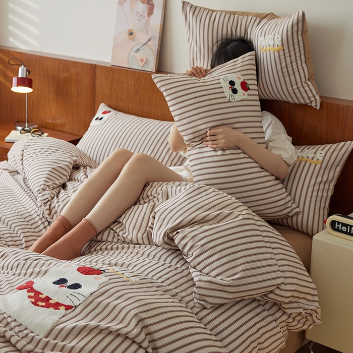 91家纺网 家纺一手货源 找家纺 千朵森 2025新款卡通毛巾绣全棉纯棉磨毛四件套 德瑞拉-喵趣